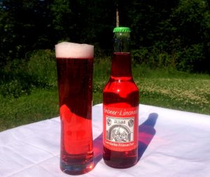 Himbeer Kracherl mit Bier Getränke Friesacher