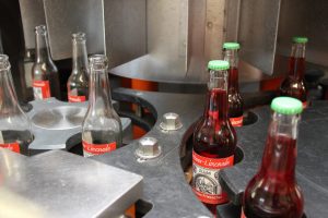 Getränke in Glasflaschen Himbeerkracherl Getränke Friesacher